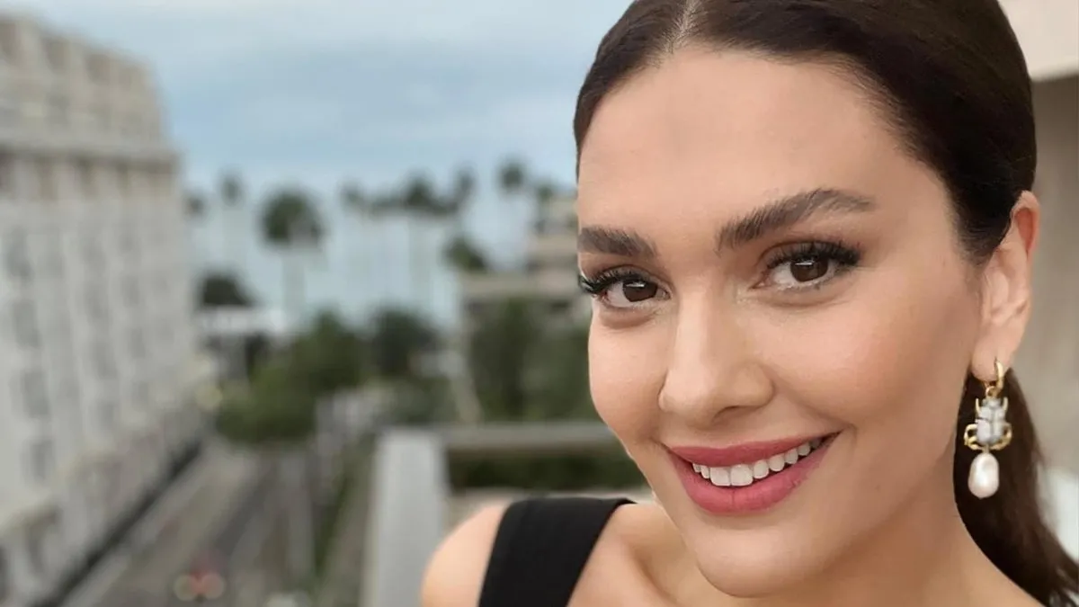 “Cannes güzel görsün” Bergüzar Korel vücudunu saran siyah elbisesi ile zarafetini konuşturdu!