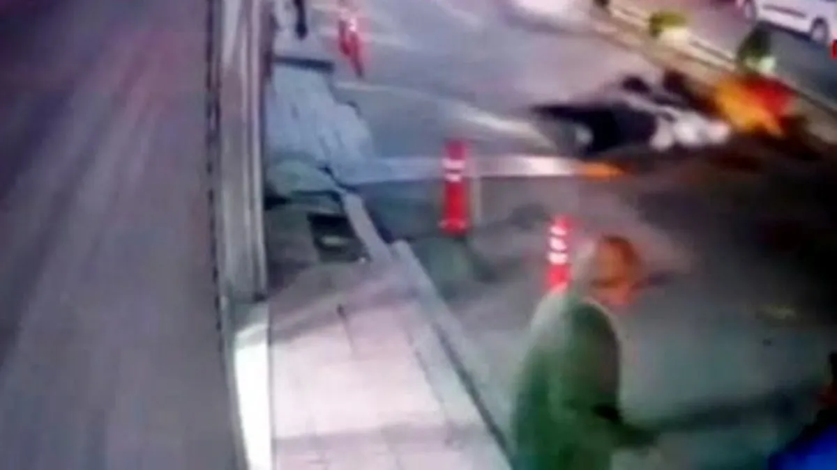 Motokurye yolun karşısına geçmeye çalışan kadına çarptı