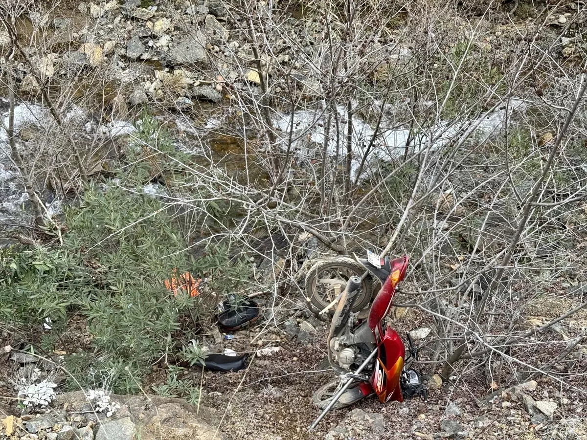 Fethiye’de Motosiklet Dereye Yuvarlandı