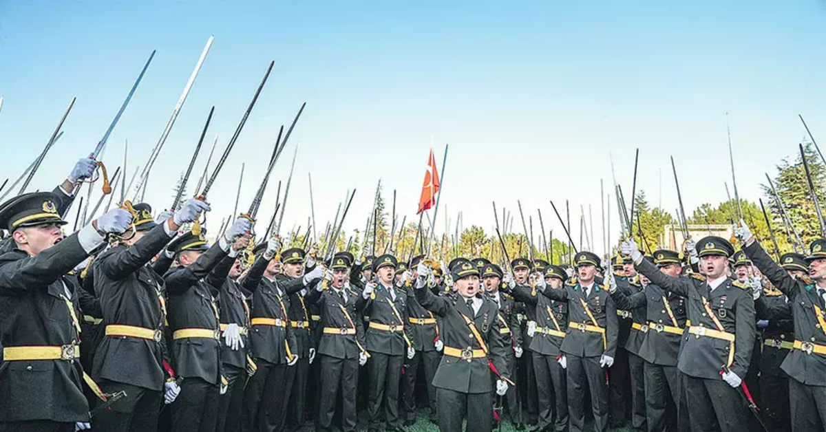 Teğmenler ihraç edildi