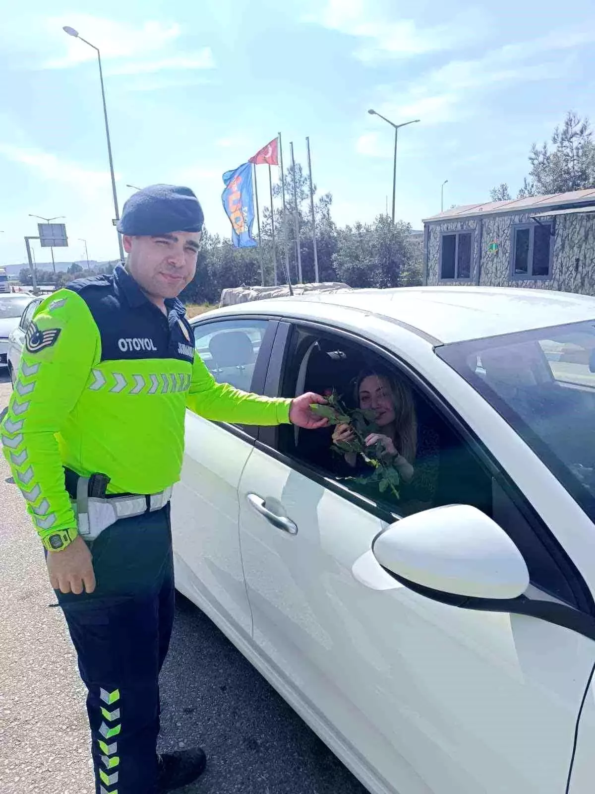 Hatay’da Jandarma’dan Kadınlara Gül